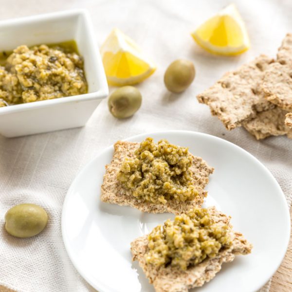 wholegrain-crackers-with-olive-tapenade